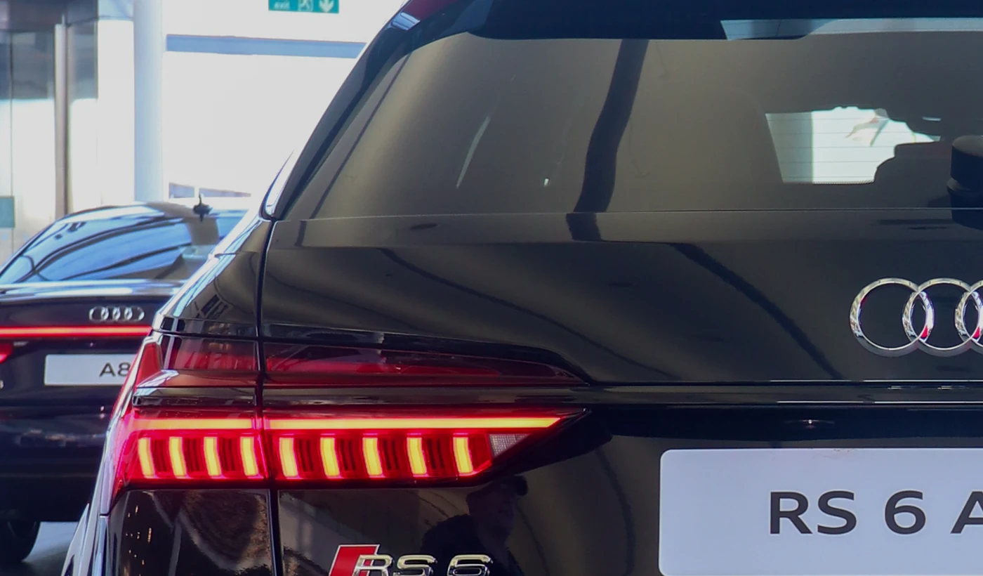 RS6-märke bak på prestandabil